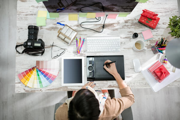 Arbeitsplatz einer Grafikdesignerin Arbeitsplatz einer Grafikdesignerin