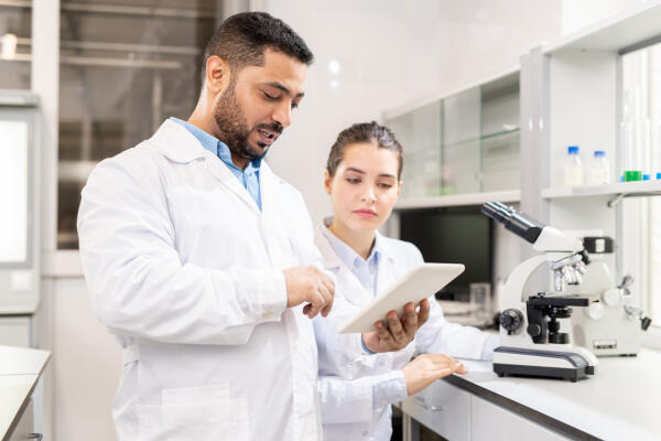 Biologielaboranten besprechen Ergebnisse einer Analyse Biologielaboranten besprechen Ergebnisse einer Analyse