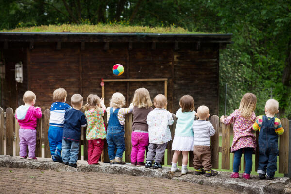 Erzieher organisieren verschiedene Freizeitaktivitäten mit den Kindern Erzieher organisieren verschiedene Freizeitaktivitäten mit den Kindern