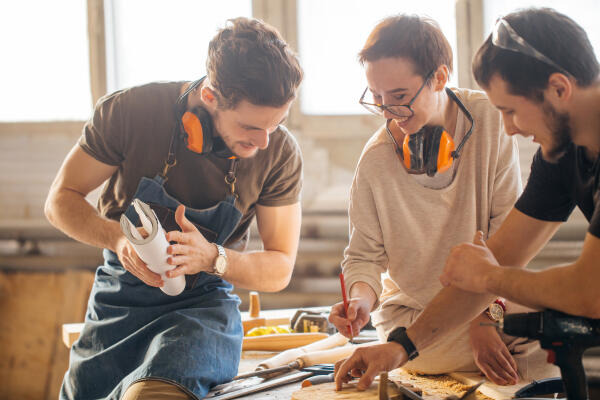 Holzspielzeugmacher besprechen Arbeitsschritte Holzspielzeugmacher besprechen Arbeitsschritte