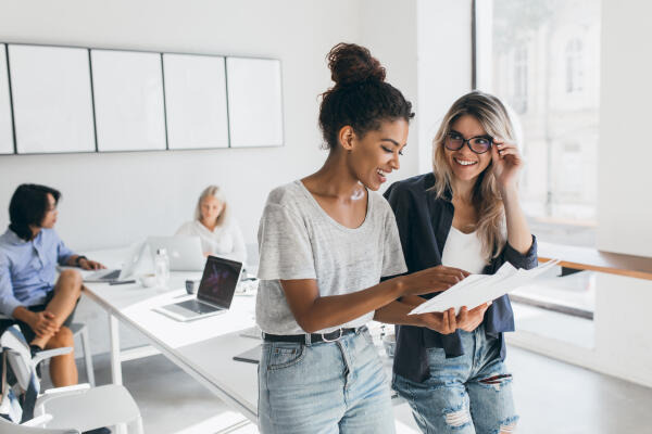 Im Büro Finanzierungspläne besprechen Im Büro Finanzierungspläne besprechen