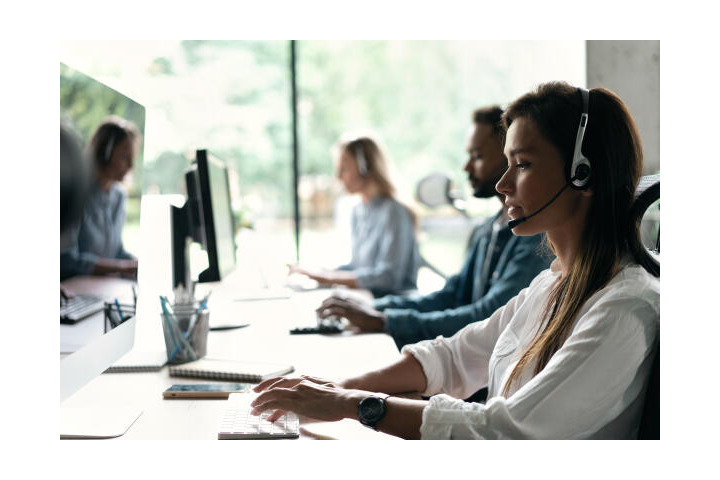Callcenteragentin beantwortet schriftliche Anfragen